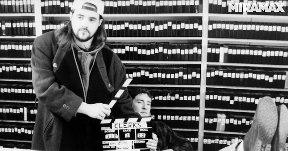 Kevin Smith a piques de pechar a plaqueta durante a rodaxe con Jeff Anderson detrás
