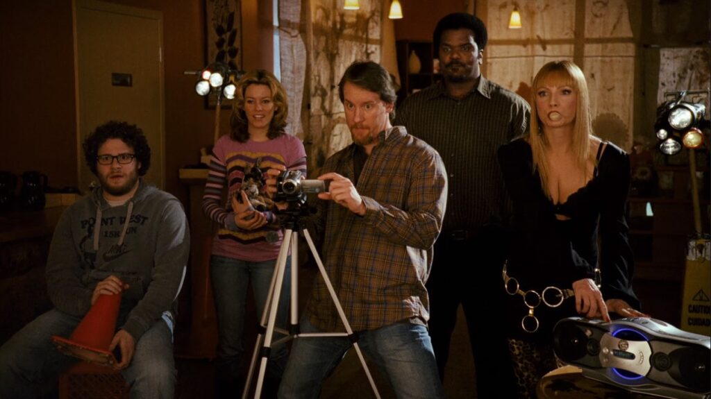 Fotograma onde se ve de esquerda a dereita a Seth Rogen, Elisabeth Banks, Jeff Anderson, Craig Robinson e Traci Lords rodando detrás dunha cámara caseira