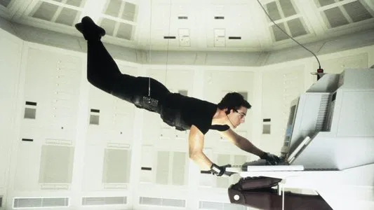 Ethan Hunt colgado dun arnés mentres se infiltra